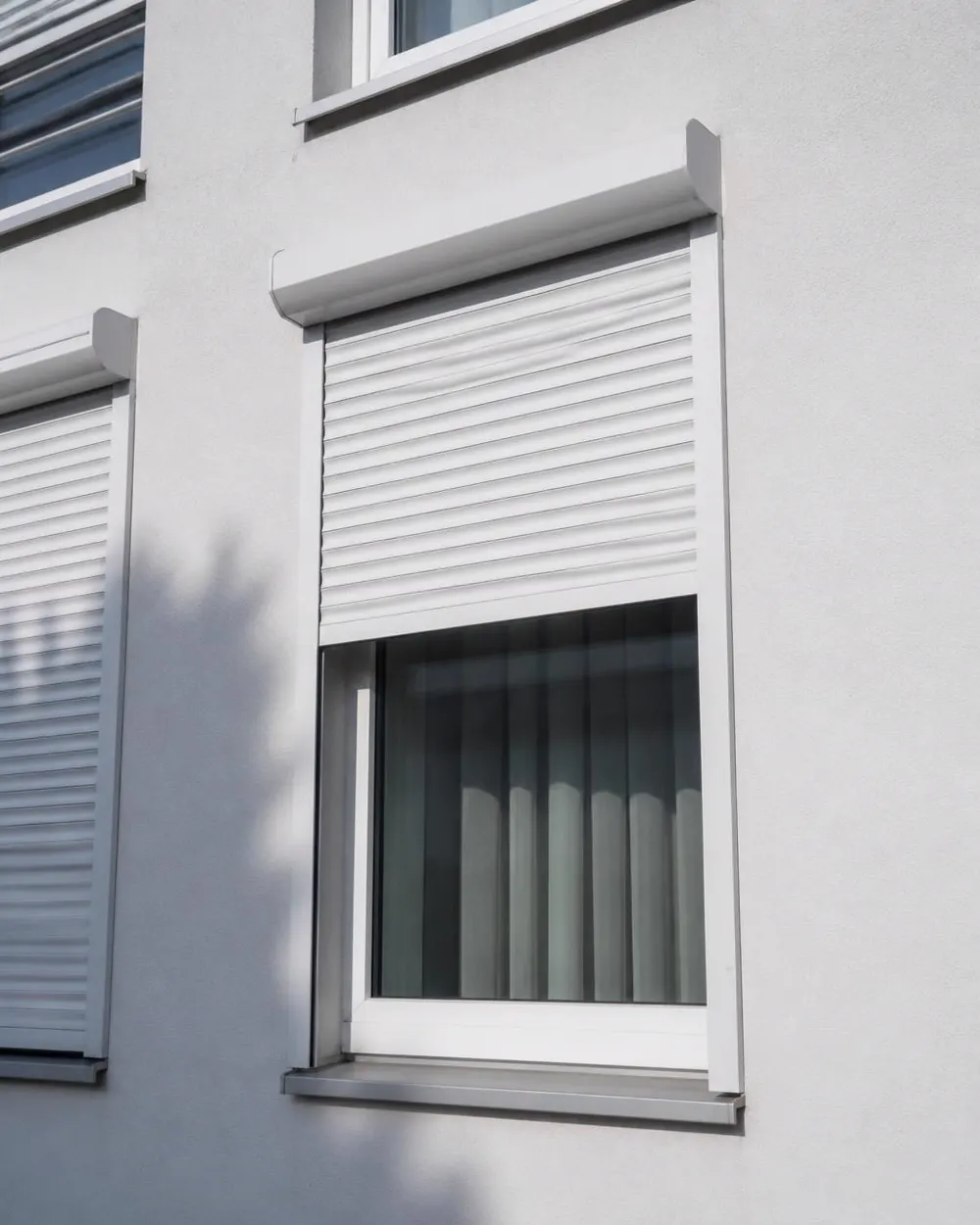 Apartman cephesinde uygulanmış otomatik panjur sistemi