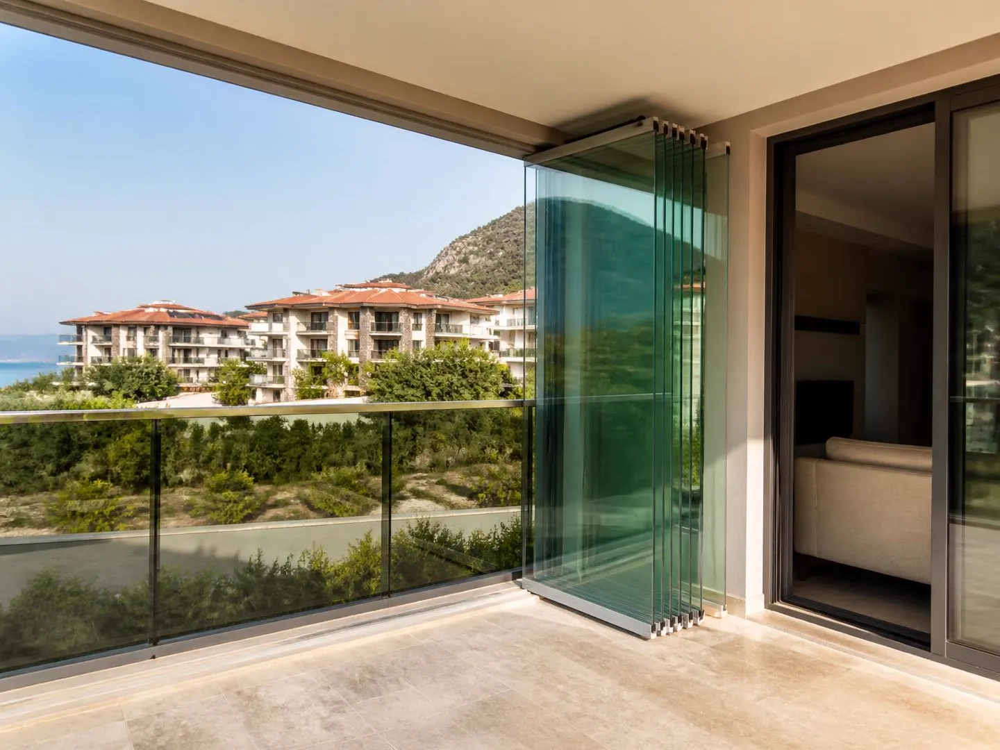 Aydın Efeler'de modern konut balkonunda yana katlanan cam balkon panelleri