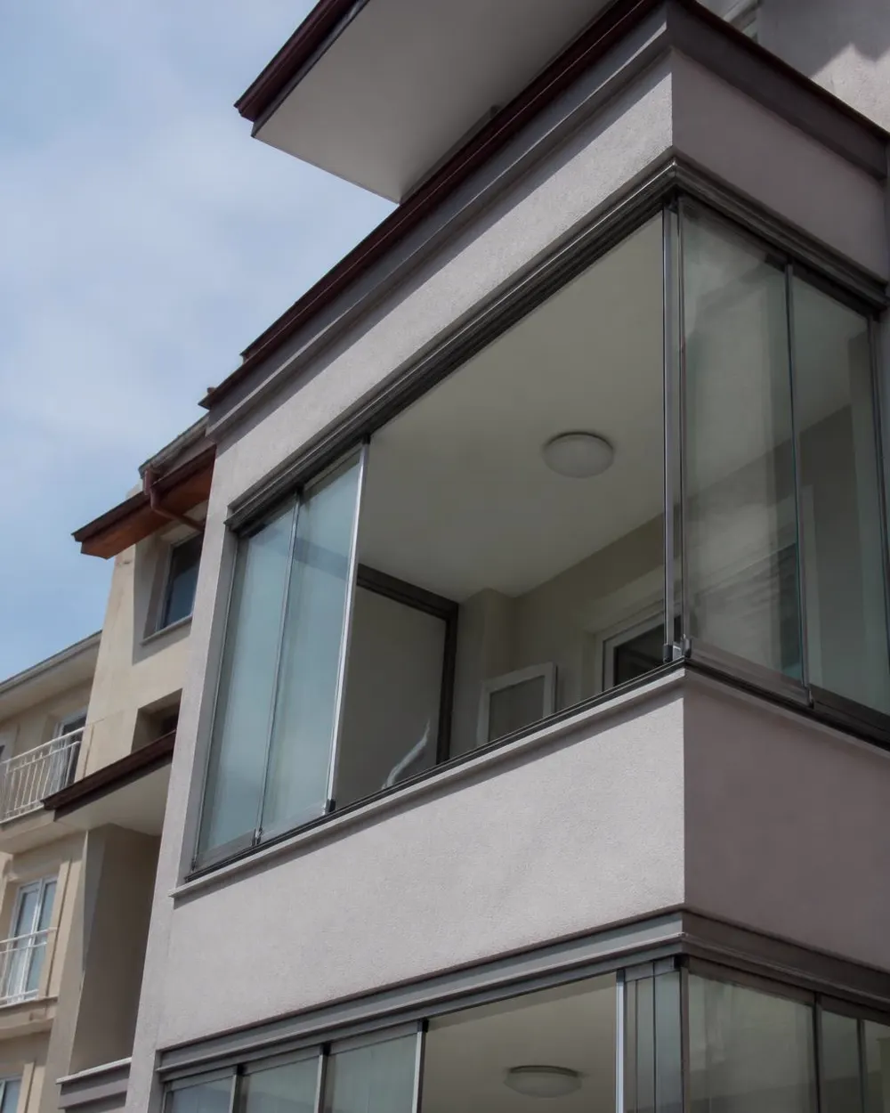Sürme cam balkon panellerinin uygulandığı geniş teras cephesi