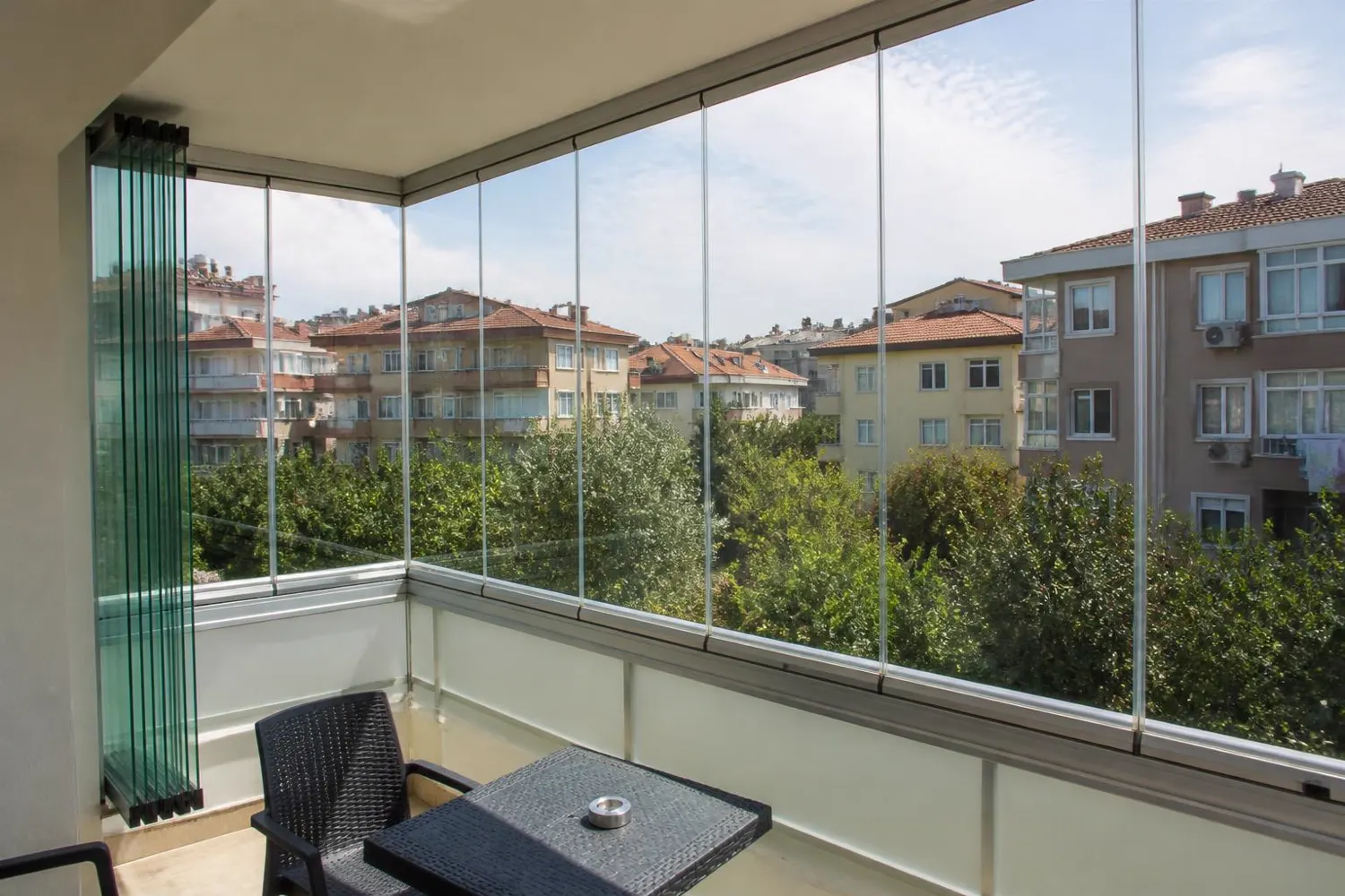 Katlanır cam balkon sisteminin uygulandığı konut balkonu
